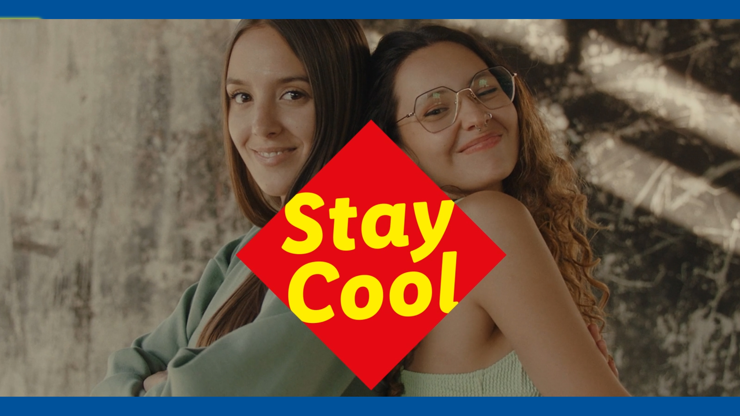 Dvije mlade žene nasmijane, s tekstom 'Stay Cool' preko njih.