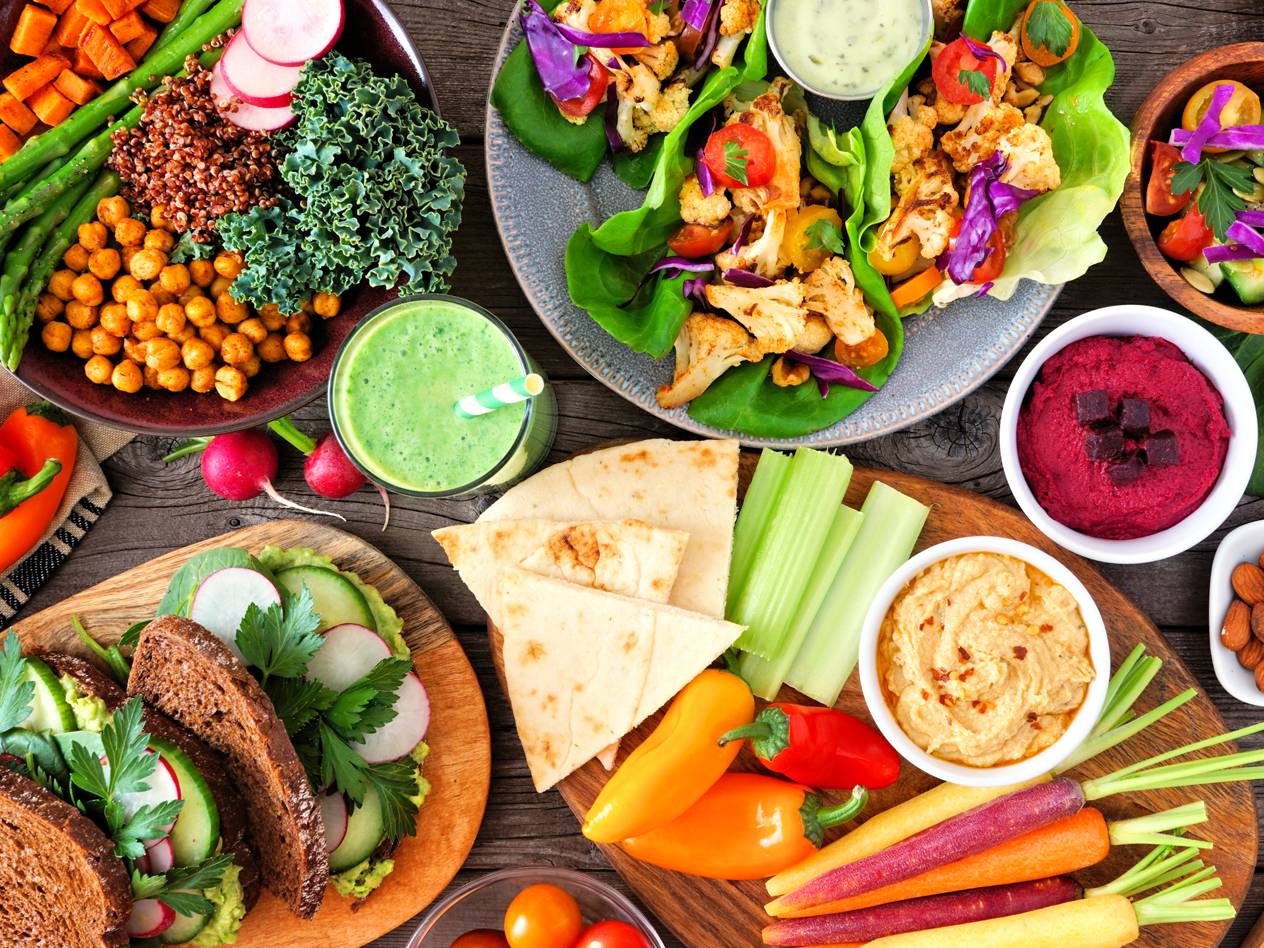 Raznovrsna veganska jela: zdjela s kvinojom, tortilje s cvjetačom, humus i zeleni smoothie.