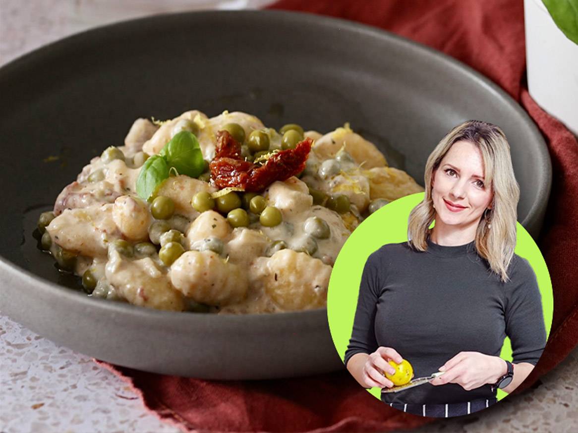 Kremasti njoki s graškom, sušenim rajčicama i bosiljkom, uz ženu koja riba limun.