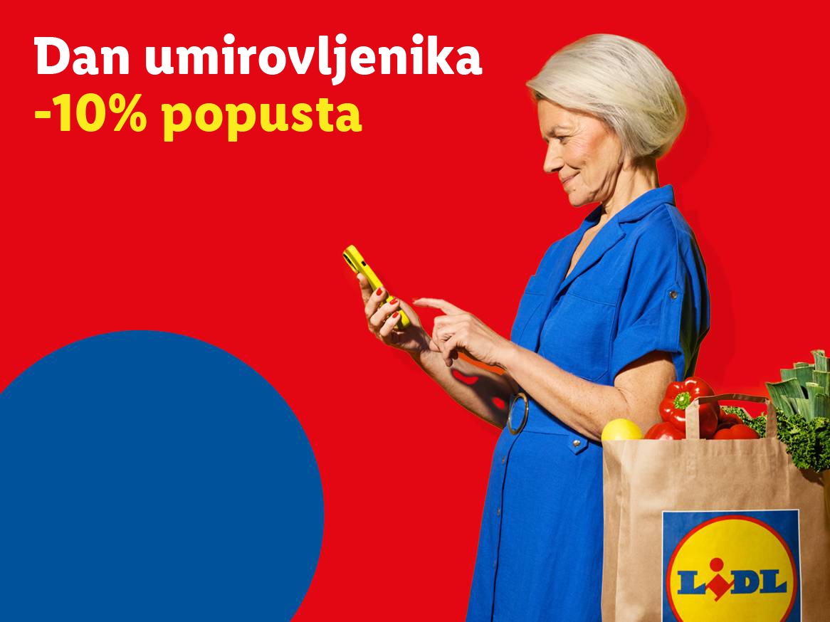Promotivni banner za Dan umirovljenika u Lidlu s tekstom 'Dan umirovljenika -10% popusta' i prikazom žene koja koristi pametni telefon pored papirnate vrećice s namirnicama i Lidl logotipom.