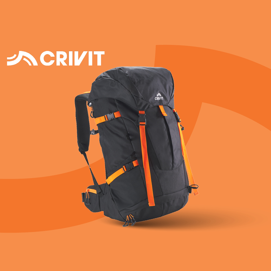 Crni ruksak s narančastim remenima na narančastoj pozadini s valovitim linijama.