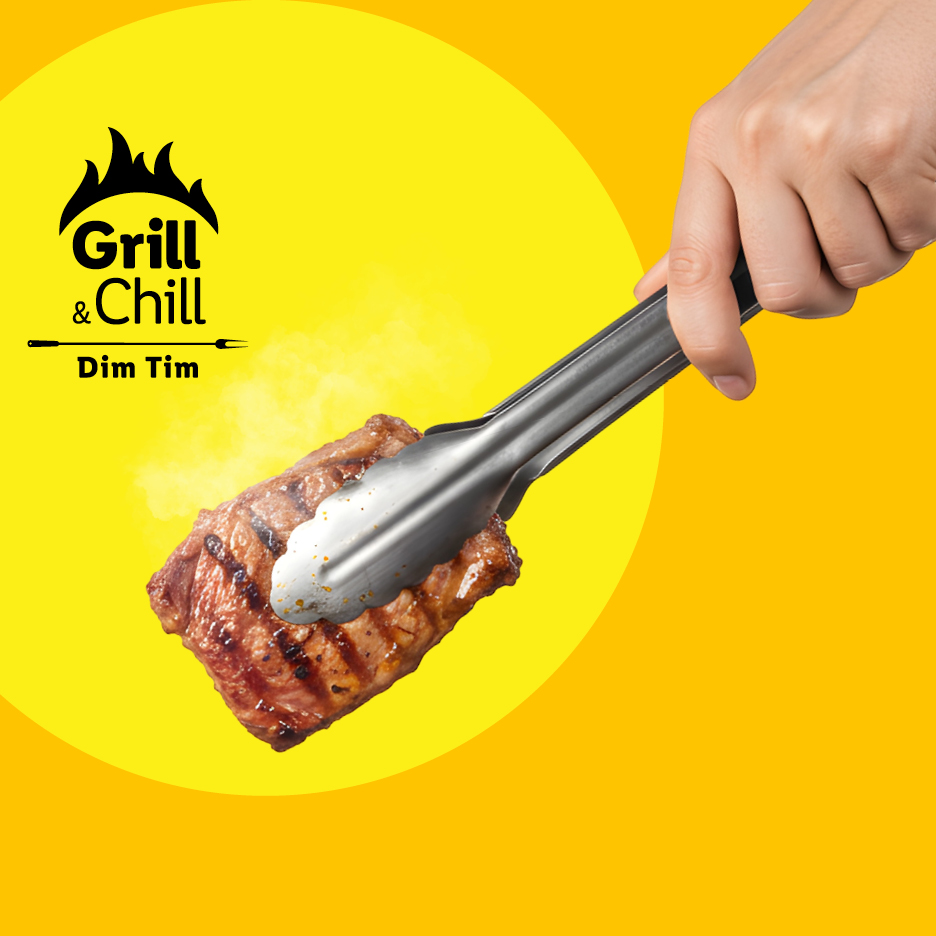 Ruka drži odrezak s kliještima, s logotipom 'Grill & Chill Dim Tim' na žutoj pozadini.