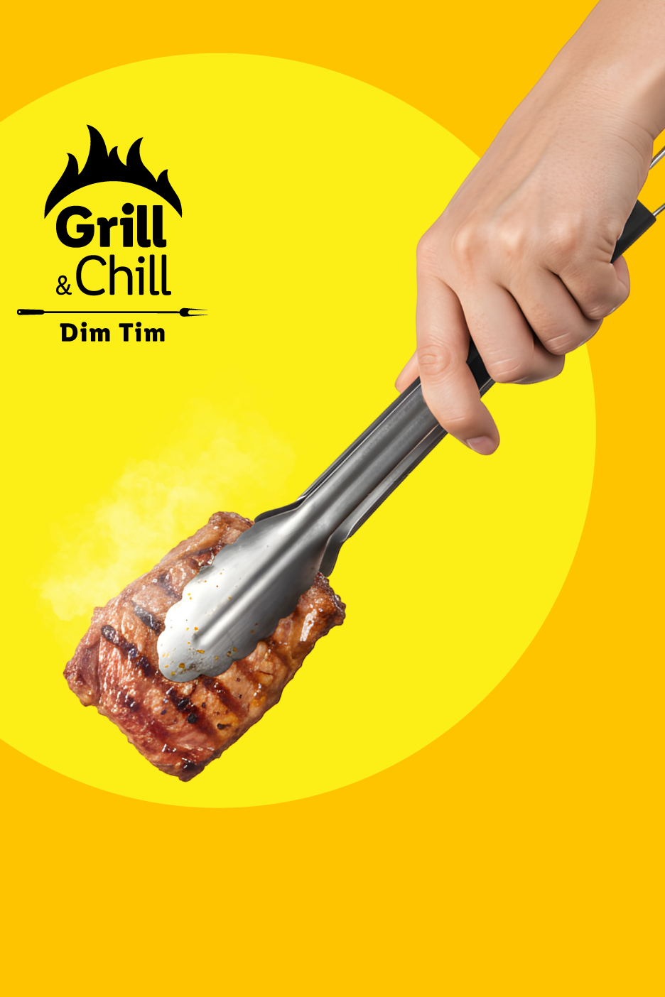 Ruka drži odrezak na žaru s kliještima, s logotipom 'Grill & Chill' na žutoj pozadini.