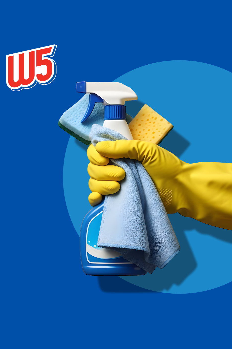 Ruka u žutoj rukavici drži plavu bocu s raspršivačem, krpu i spužve na plavoj pozadini.