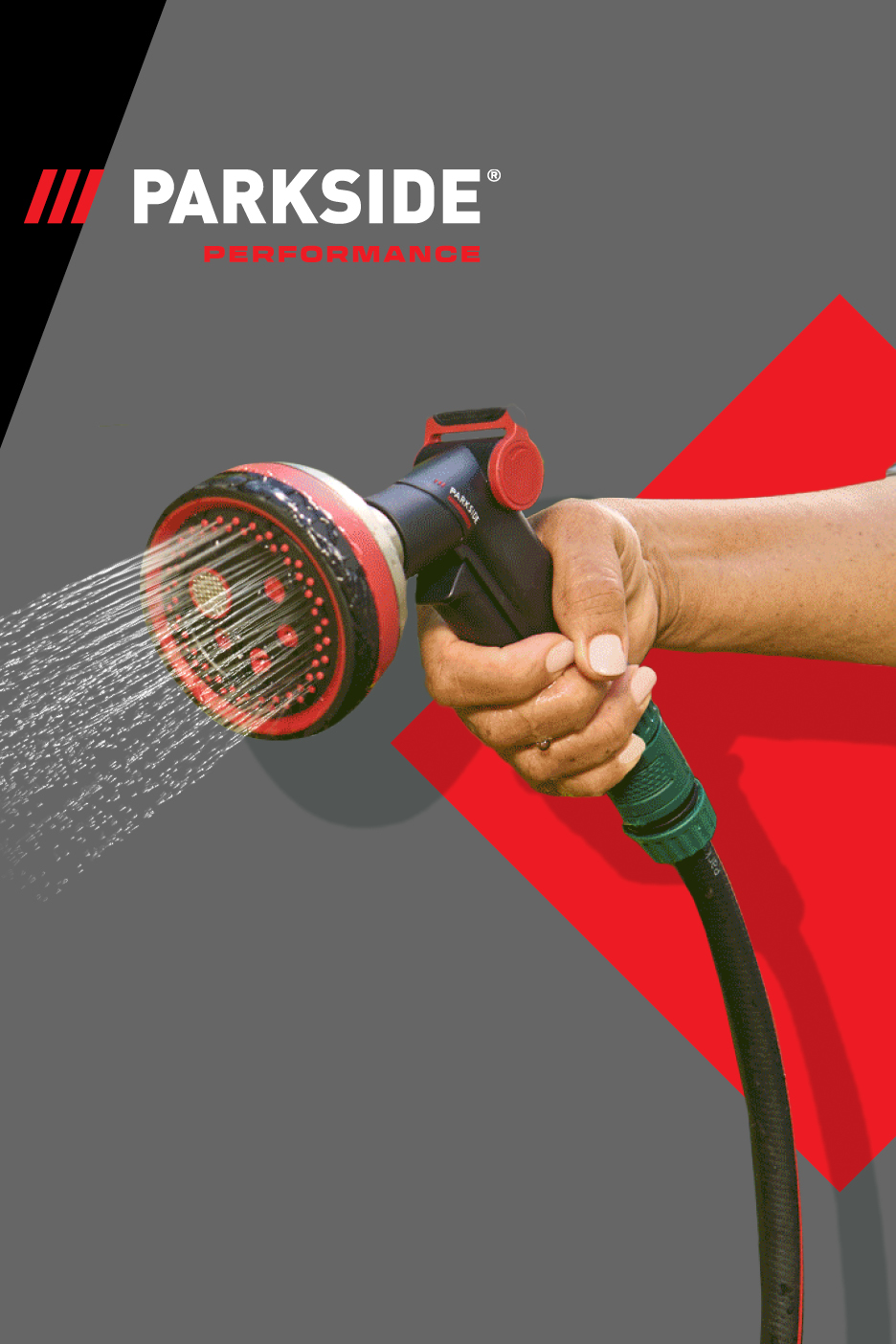 Osoba drži mlaznicu za crijevo koja prska vodu, s logotipom tvrtke i natpisom