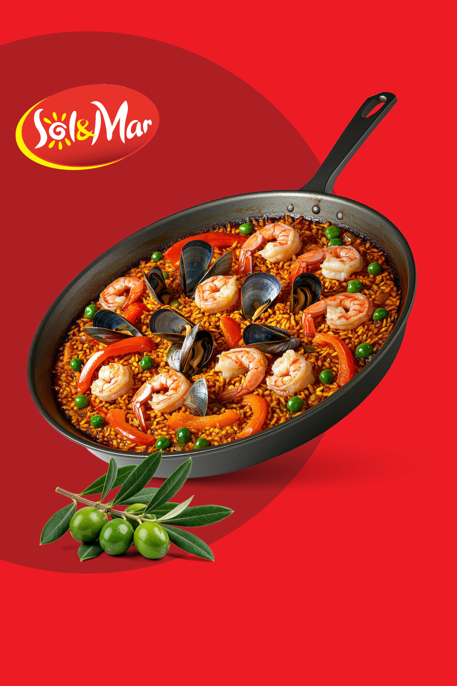 Paella s morskim plodovima u tavi, s maslinama i logotipom Sol & Mar na crvenoj pozadini.