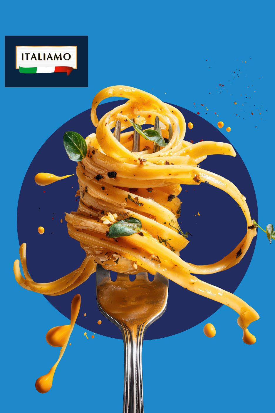 Tjestenina s umakom i začinima omotana oko vilice na plavoj pozadini s logotipom ITALIAMO.