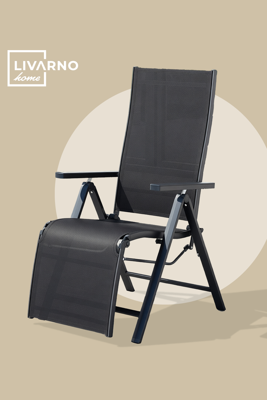 Crna sklopiva ležaljka za opuštanje s naslonima za ruke na bež pozadini.