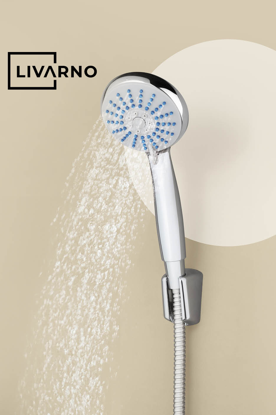 Ručni tuš s mlazom vode i logotipom.