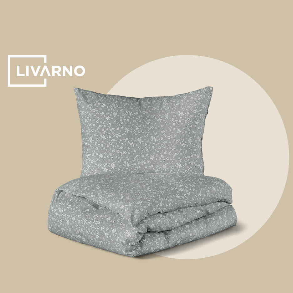 Sivi set posteljine s cvjetnim uzorkom, jastuk i poplun.