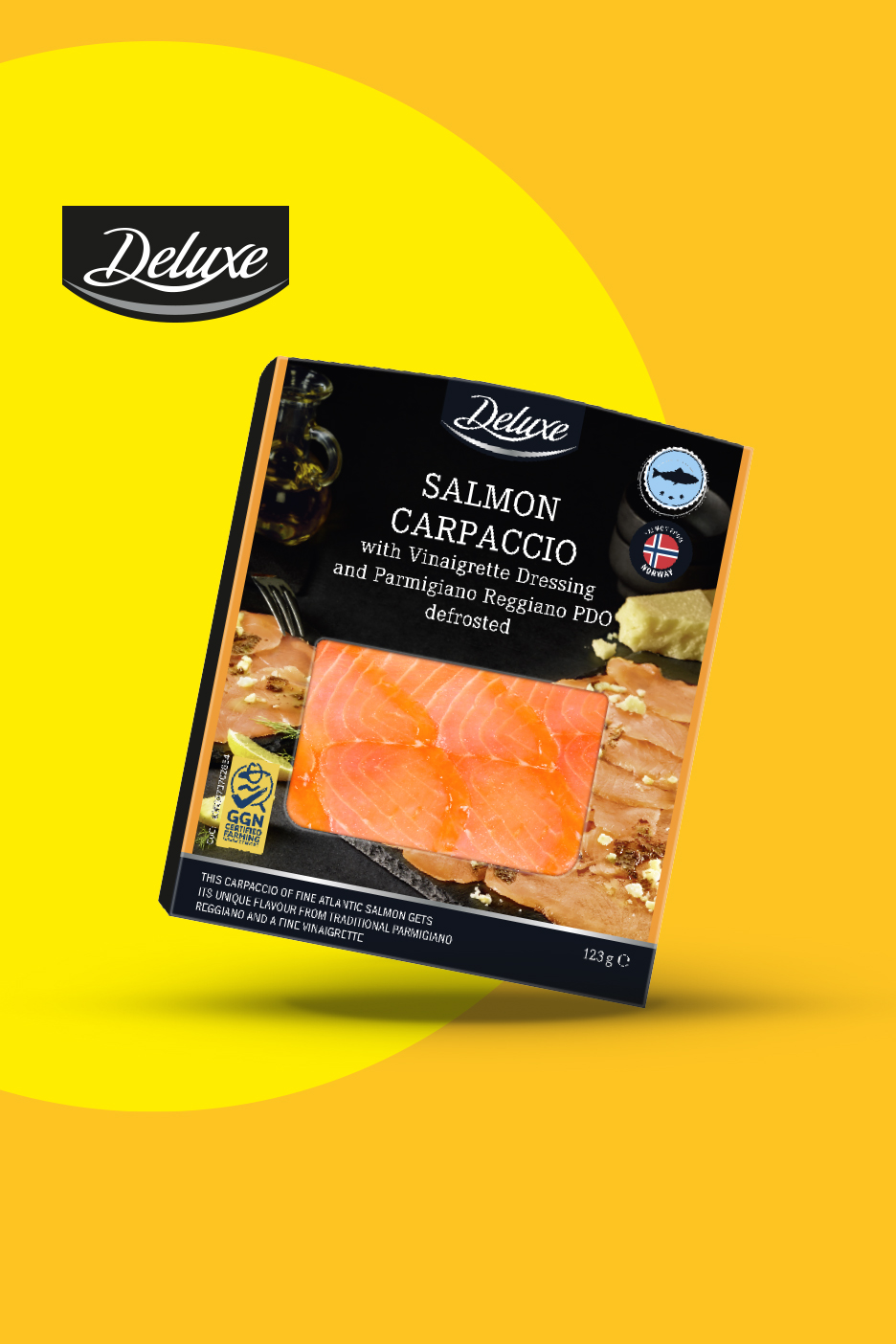 Pakiranje carpaccia od lososa s umakom od vinaigrettea i Parmigiano Reggianom.