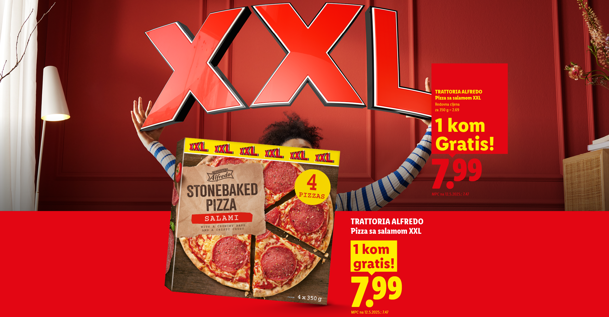 Žena drži XXL natpis, pored pakiranja pizze sa salamom, s natpisom '1 kom gratis! 7.99'.