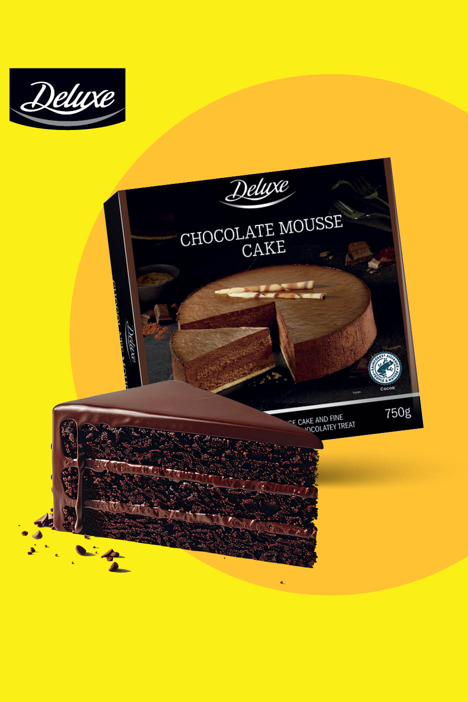 Kutija čokoladne torte od moussea i kriška torte s tri sloja kreme.