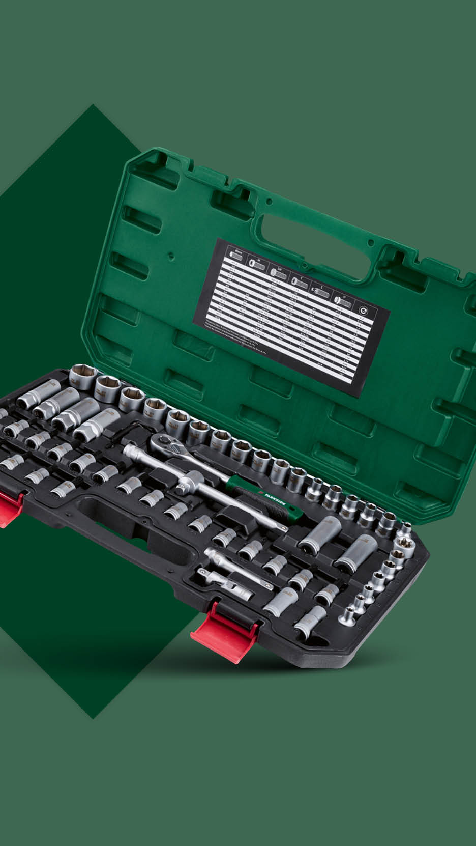 Otvoreni set nasadnih ključeva s čegrtaljkom i raznim nastavcima u zelenoj kutiji.