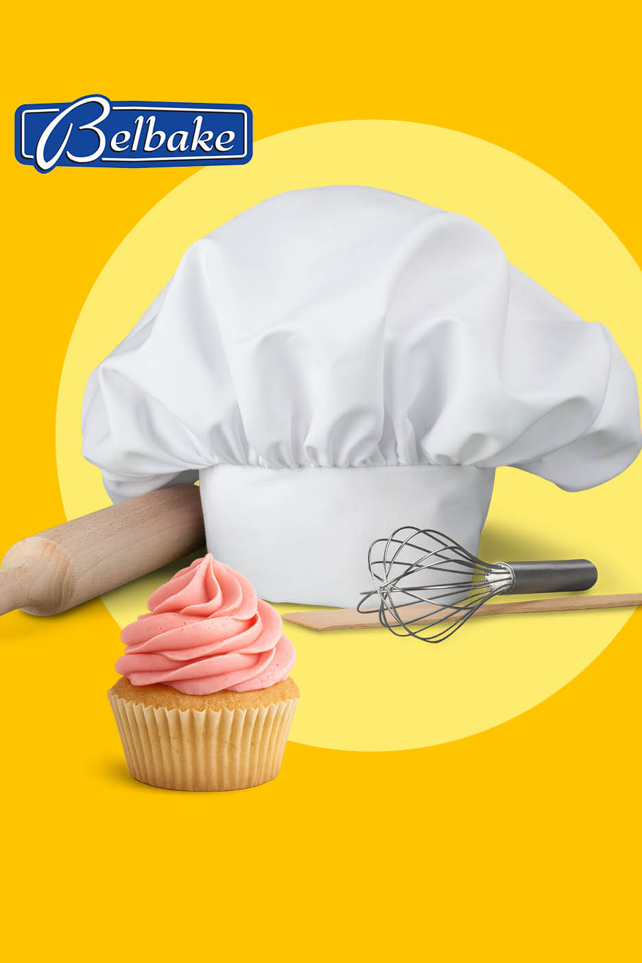 Kuharska kapa, valjak, pjenjača i kolačić s ružičastom glazurom na žutoj pozadini.