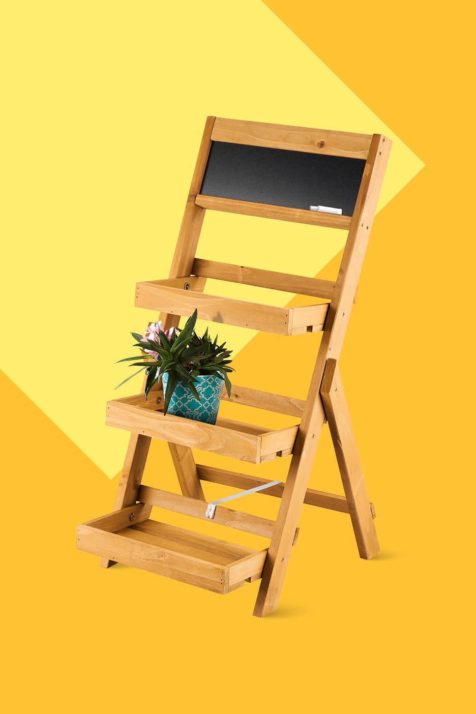 Drvena polica za biljke s tri razine i pločom za pisanje, s biljkom u tirkiznoj posudi.