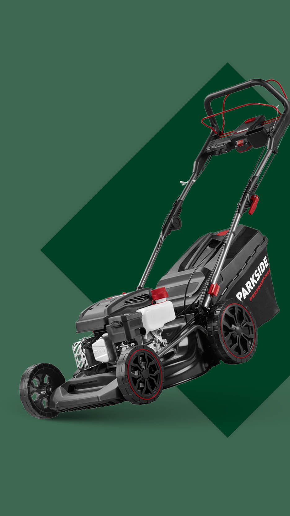 Crna kosilica s crvenim detaljima i spremnikom za travu, nagnuta na tamnozelenoj pozadini.