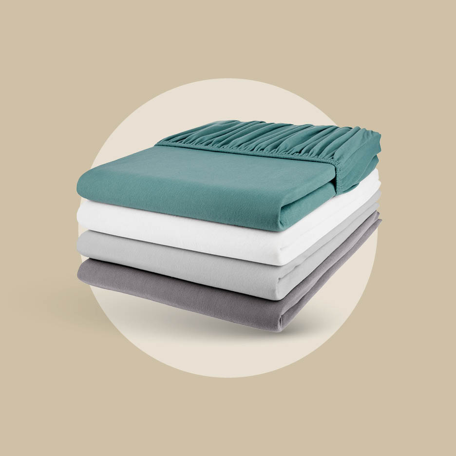 Složene plahte u tirkiznoj, bijeloj, svijetlosivoj i tamnosivoj boji.