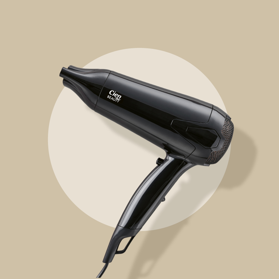 Crni sušilo za kosu s logotipom na bež pozadini s bijelim krugom.