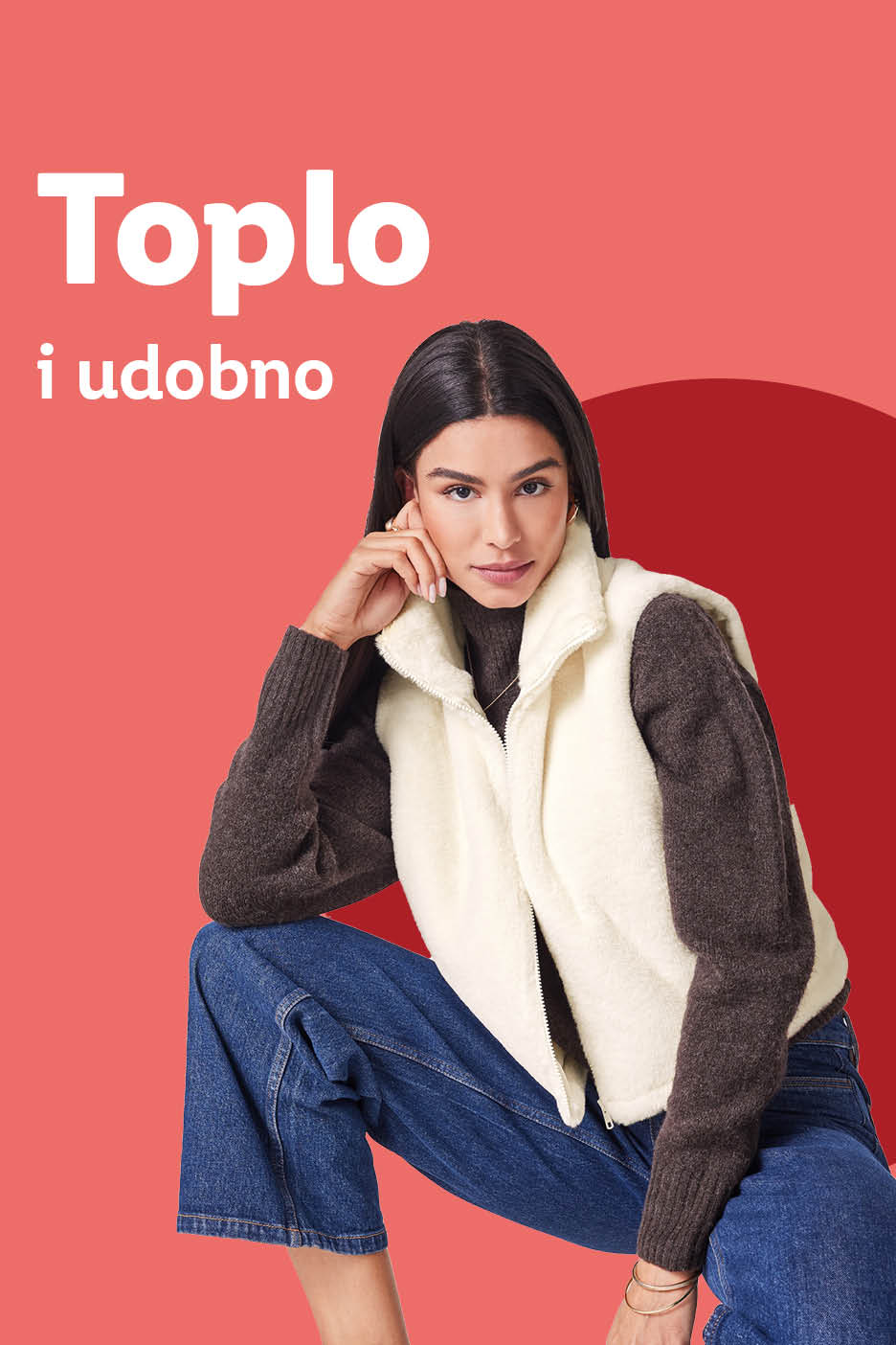 Žena u bež prsluku od flisa i tamnosmeđem džemperu s natpisom 'Toplo i udobno'.