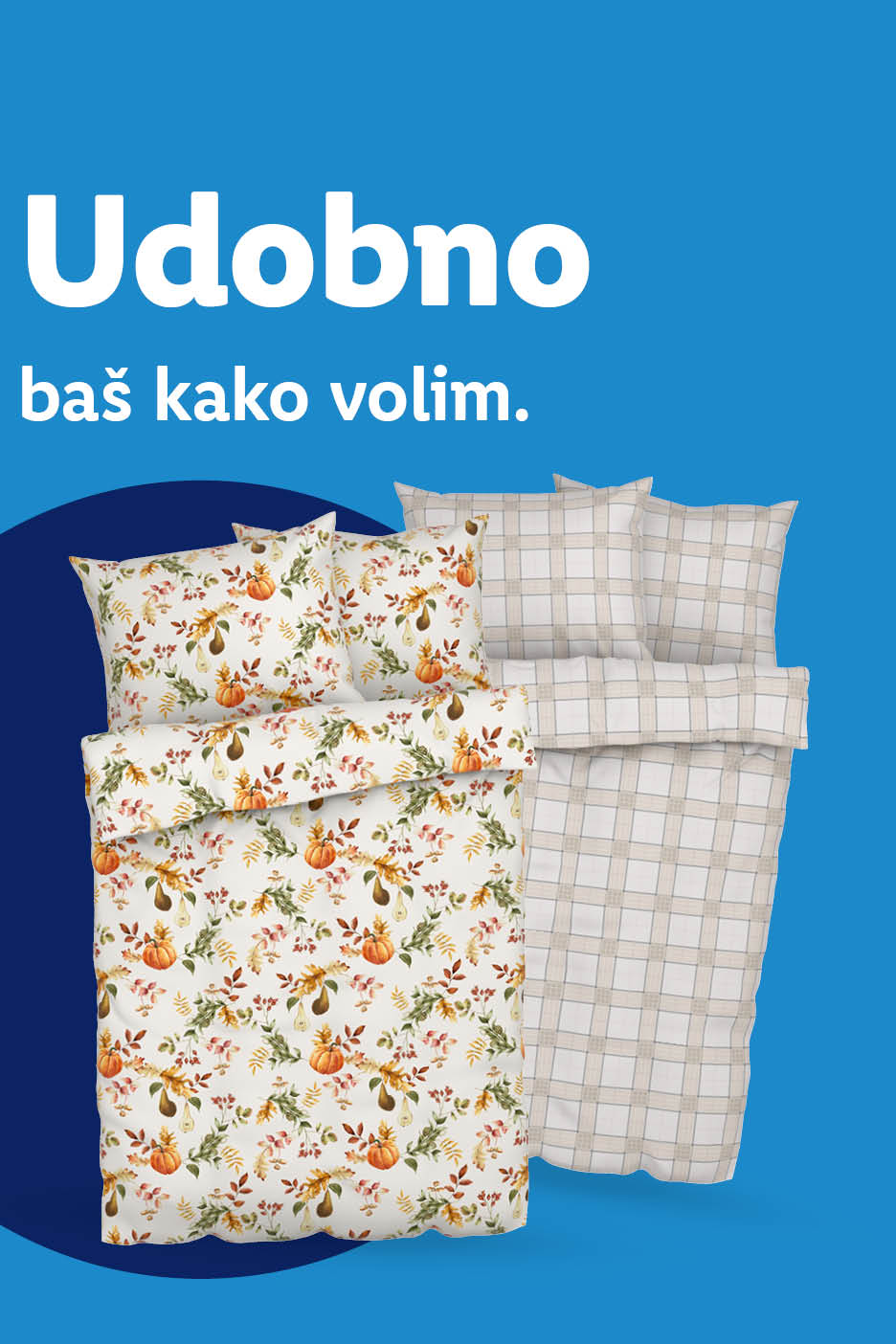 Posteljina s jesenskim uzorkom bundeva i krušaka te kariranom posteljinom na plavoj pozadini s tekstom 'Udobno baš kako volim'.