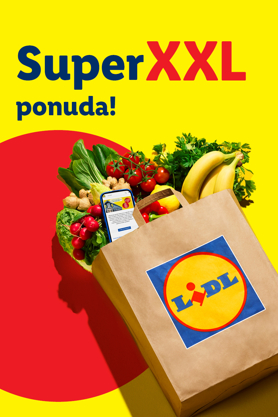 Lidl papirnata vrećica puna svježeg voća i povrća, s mobitelom koji prikazuje Lidl aplikaciju.