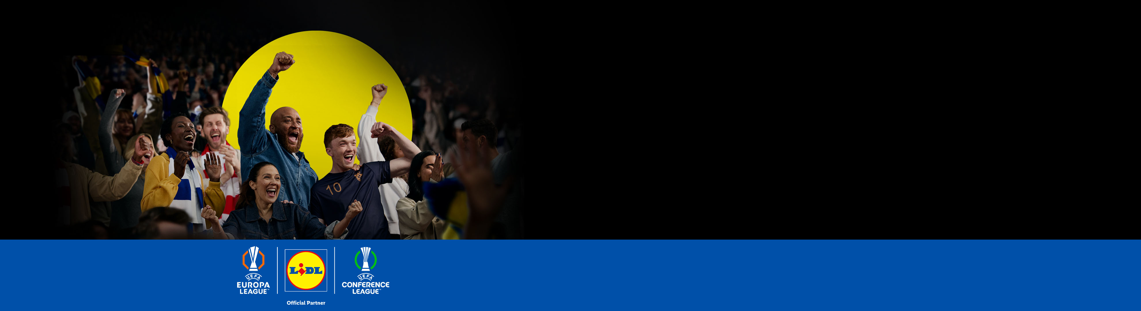 Uzbuđeni nogometni navijači navijaju s logotipima Lidl i UEFA Europa/Conference League.